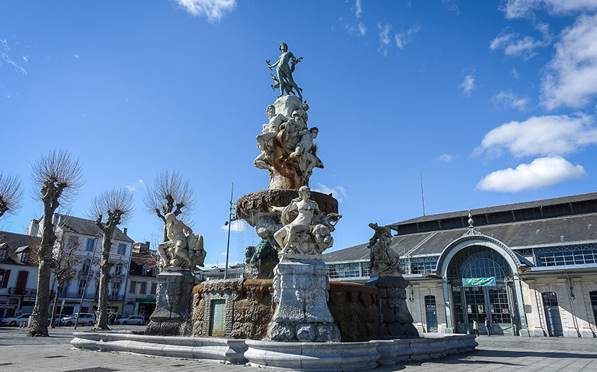 Tourisme dans les Hautes-Pyrénées : fontaine des quatre vallées de Tarbes