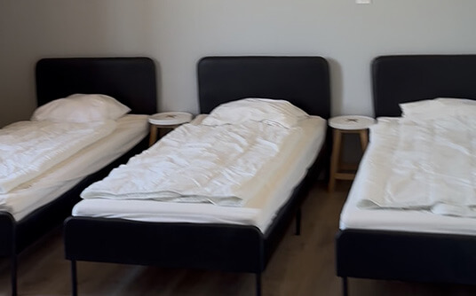 La chambre avec 3 lits une place, du gîte 5 personnes en location vacances dans les Hautes-Pyrénées, à la parenthèse de Saint-Esselin à Larreule