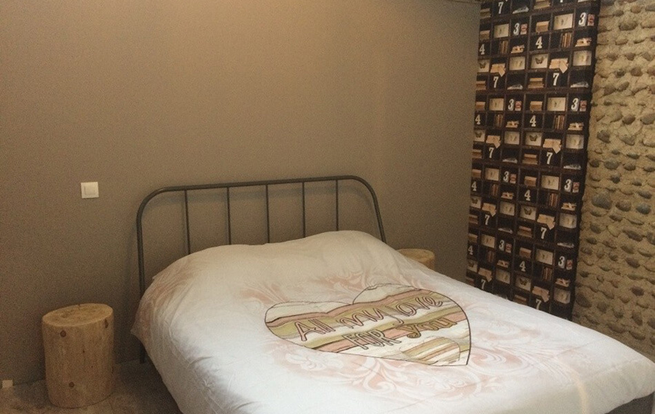 Chambre du gîte 6 personnes : lumineux, spacieux et “kids friendly en location vacances dans les Hautes-Pyrénées, à la parenthèse de Saint-Esselin à Larreule