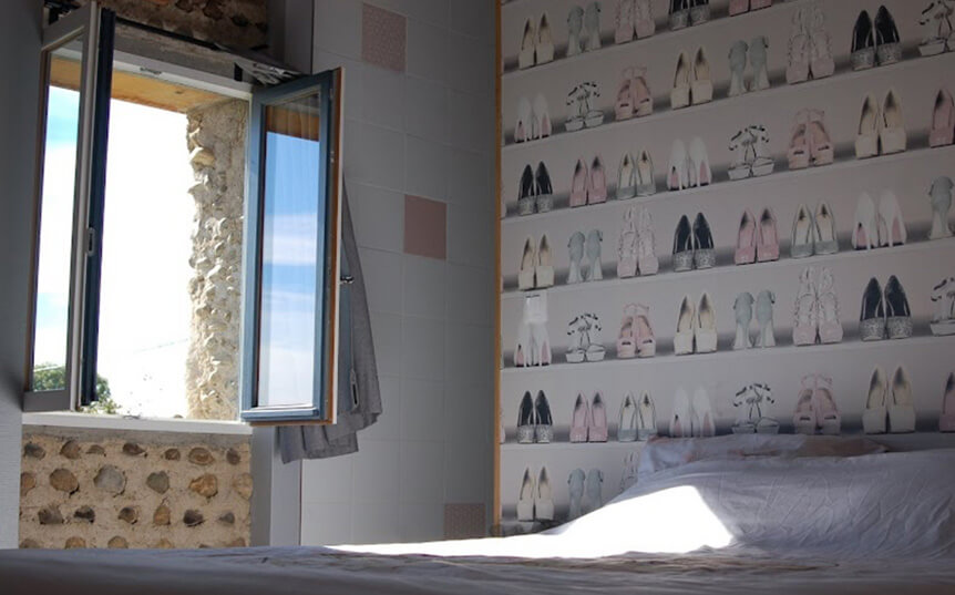 Chambre avec du lit double du gîte 6 personnes en location vacances dans les Hautes- Pyrénées, à la parenthèse de Saint-Esselin à Larreule