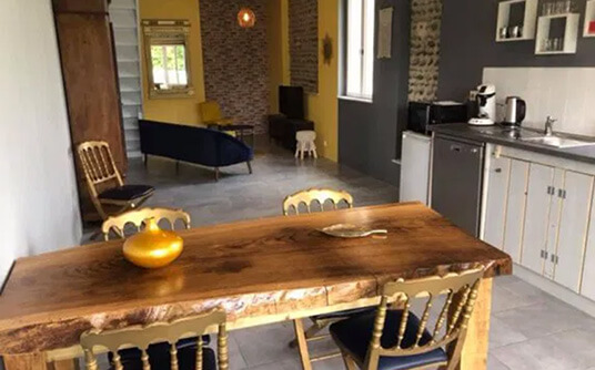 La cuisine et coin repas du gîte 5 personnes en location vacances dans les Hautes-Pyrénées, à la parenthèse de Saint-Esselin à Larreule