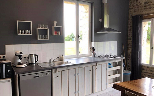 Cuisine du gîte 5 personnes en location vacances dans les Hautes-Pyrénées, à la parenthèse de Saint-Esselin à Larreule