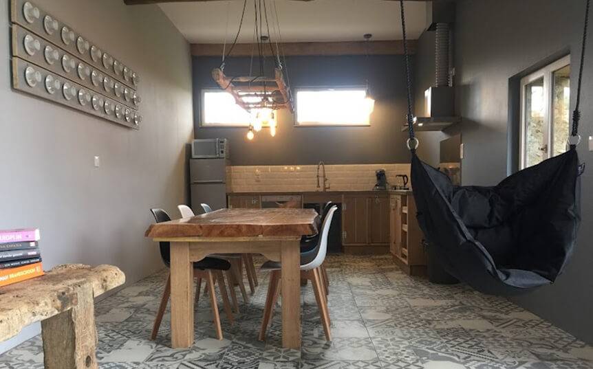 Coin cuisine et coin repas du gîte 6 personnes en location vacances dans les Hautes- Pyrénées, à la parenthèse de Saint-Esselin à Larreule