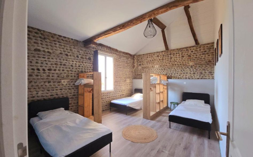 Chambre du gîte 5 personnes en location vacances dans les Hautes-Pyrénées, à la parenthèse de Saint-Esselin à Larreule