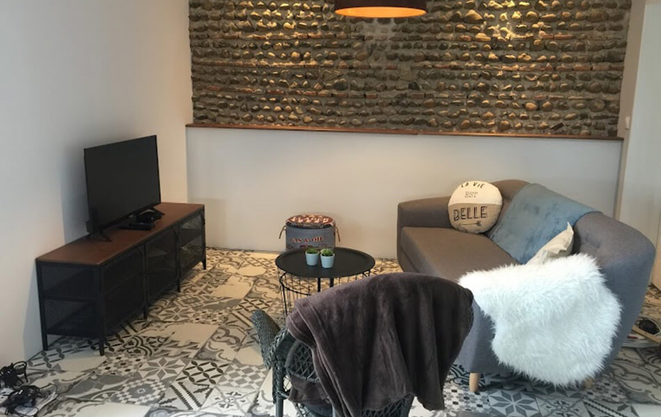 Coin salon gîtes tout confort en location vacances dans les Hautes- Pyrénées, à la parenthèse de Saint-Esselin à Larreule