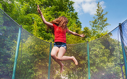 Activité trampoline au gîte la parenthèse de Saint-Esselin à Larreule dans les Hautes-Pyrénées