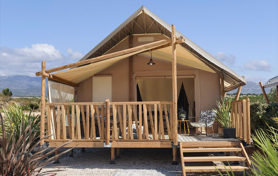 Exterior view of the holiday rental lodge with terrace in Occitanie at La Parenthèse de Saint-Esselin in Larreule