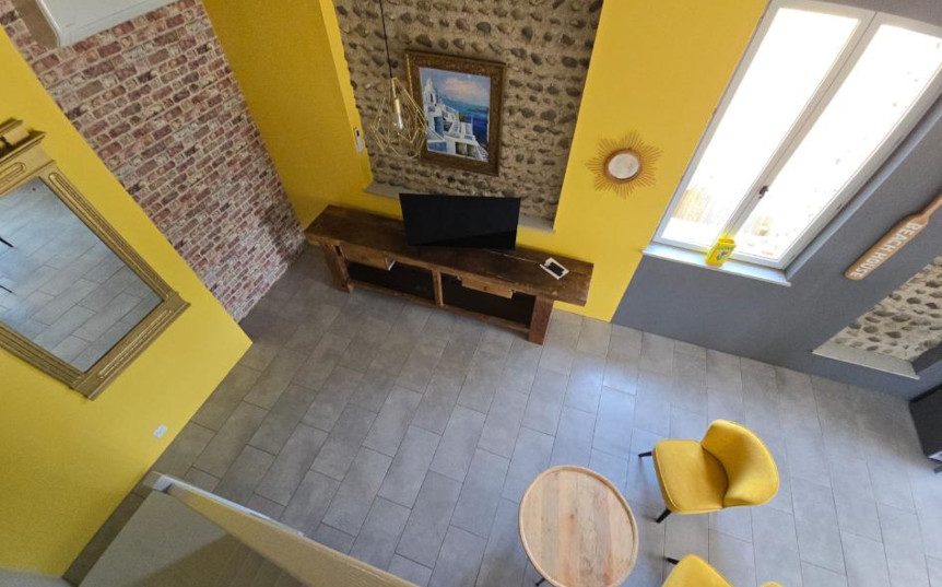 Salon vue du haut du gîte 5 personnes en location vacances dans les Hautes-Pyrénées, à la parenthèse de Saint-Esselin à Larreule