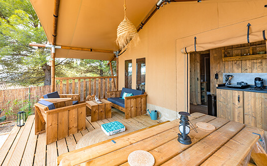 The terrace of the 4-person holiday cottage in Occitanie at La Parenthèse de Saint-Esselin in Larreule